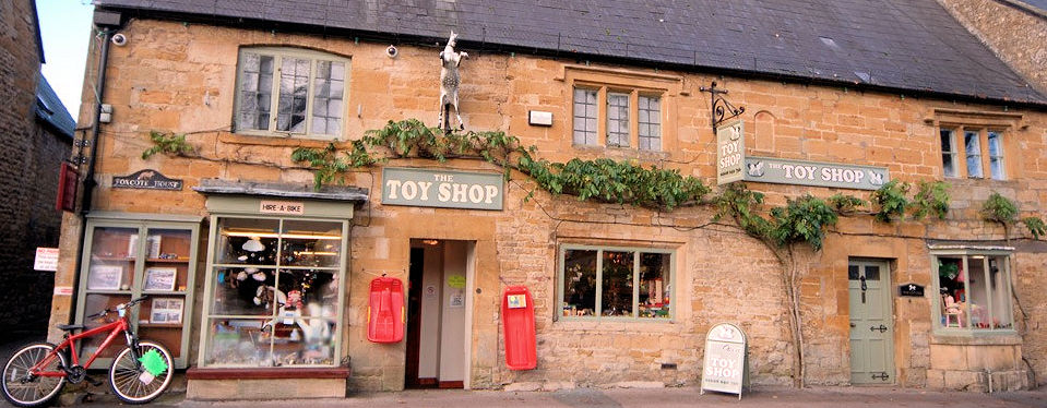 manor-cottages-moreton-in-marsh-toy-shop.jpg