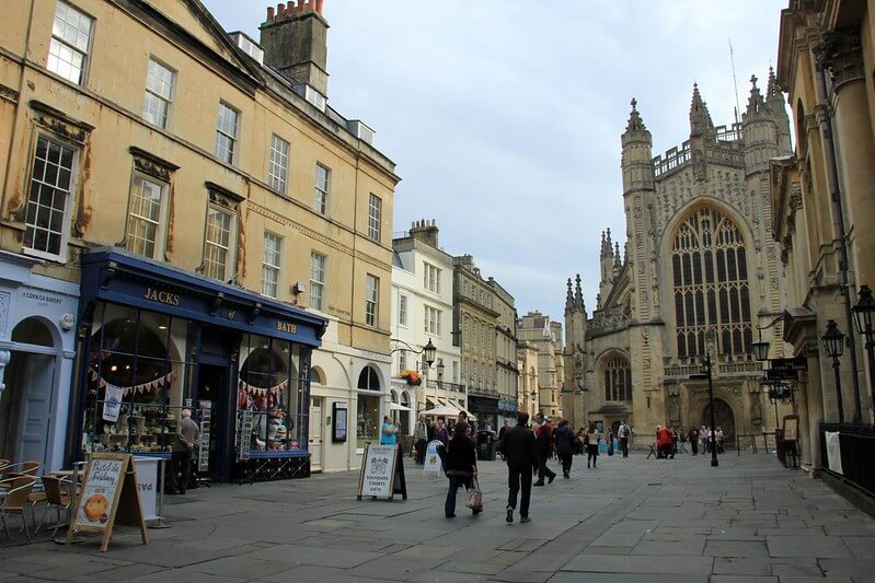 A photo of shoppers and the shops around Bath Abbey