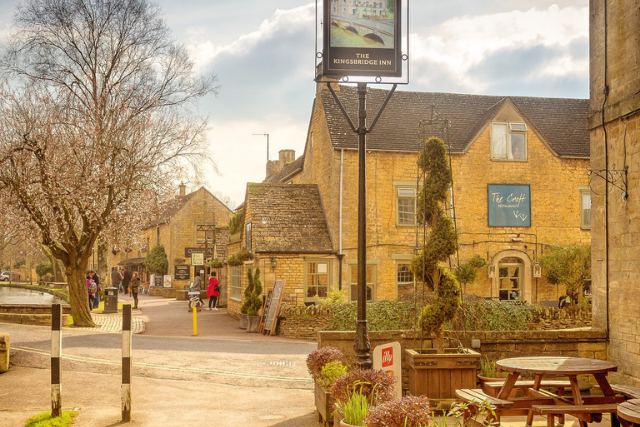 Bourton-on-the-Water village and pub