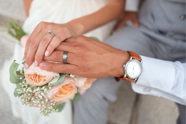 couple getting married in the cotswolds