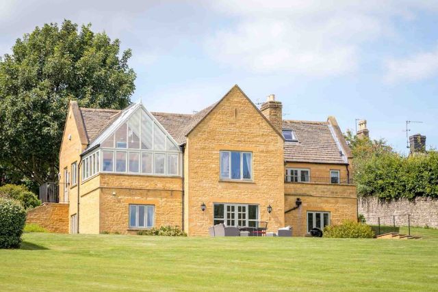 large cottage in the cotswolds perfect for a wedding.